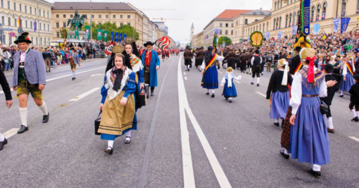 Lederhosen for Women: Fashionable Features that Add a Classic Twist